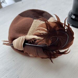 1950s Feathered Wool Pillbox Hat | Brown & Cream | “Winner” Equestrian Tag 22.5”